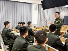 <b>舰船正在浪涛中猛烈颠</b>